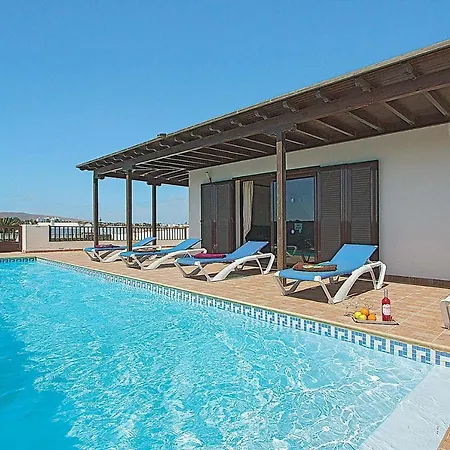 Playa Blanca Sleeps 8 Air Con Wifi